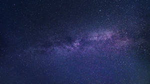 銀河系在漆黑的夜空中閃爍著紫色和藍色的星星。 — 星空動畫 壁紙