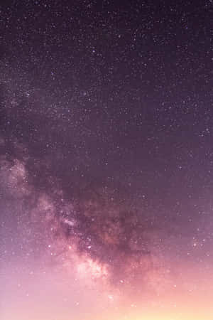 銀河系在繁星點點的夜空中散發出紫色和粉紅色的色調。 — Huawei MatePad 壁紙