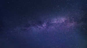 銀河系在黑暗的夜空中閃耀著紫色和藍色的星星。 — 宇宙 壁紙