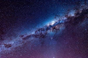 銀河系在繁星點點的夜空中散發出藍色和紫色色調。 — 藍色銀河 壁紙