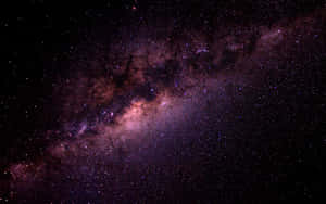 銀河系在夜空中閃耀著紫色和粉紅色的星雲。 — 銀河 live 壁紙