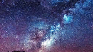充滿活力的宇宙天空，銀河和星星閃耀著藍色、紫色和白色。 — 星星 壁紙