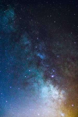 銀河系，帶有深藍色和金色色調的星星和宇宙雲。 — 夜晚 壁紙