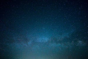 銀河系在繁星點點的夜空中閃耀 — 天空 壁紙