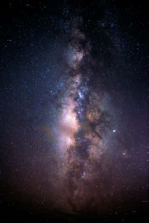 銀河系在黑暗的夜空中閃耀著星星和宇宙塵埃。 — 藍天 壁紙