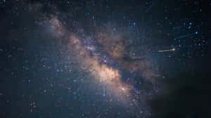 在黑暗的夜空中，銀河系閃耀著塵埃和流星。 — 宇宙 壁紙