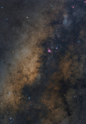 銀河系，宇宙塵埃和粉紅色星雲在星星中發光。
