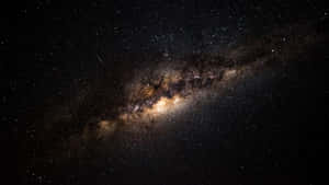 銀河系在黑暗的夜空中閃耀著星星和宇宙塵埃。 — 黑色星球 壁紙