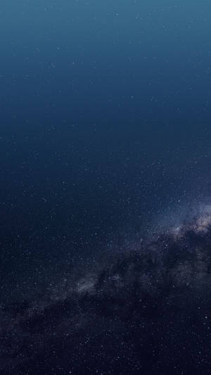 銀河系在繁星點點的夜空中閃耀 — 美學藍色 iPhone 壁紙