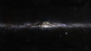 銀河系在繁星點點的宇宙背景下，呈現出發光的星雲和黑暗的塵埃帶。 — 銀河月亮 壁紙