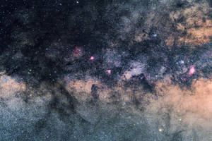 宇宙塵埃雲中的粉紅色星雲和星場的銀河系。 — 宇宙 壁紙