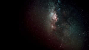 深空中閃耀著粉紅色和藍綠色星雲的銀河系。 — 宇宙 壁紙