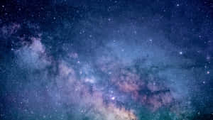 銀河系在黑暗的夜空中閃耀著星雲和無數星星。 — 淺紫色系美學 壁紙
