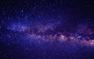 星空夜空中帶有紫色和粉紅色星雲的銀河系。 — 藍天 壁紙