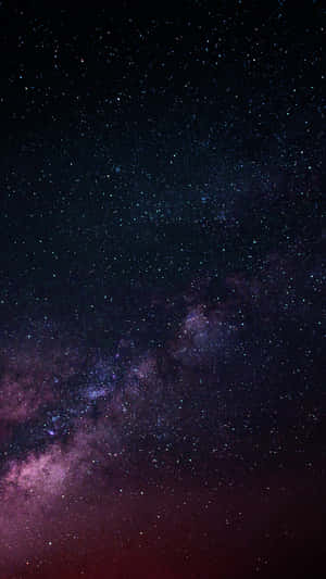 黑暗夜空中的銀河系，帶有紫色和粉紅色的星雲。 — 瓦斯 壁紙