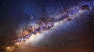 銀河系在黑暗的夜空中閃耀著星雲和無數的星星。 — 酷炫太空 壁紙