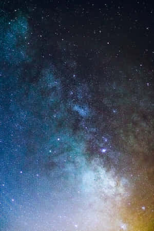 銀河系中藍色和金色的星雲以及夜空中無數的星星 — 太空 壁紙