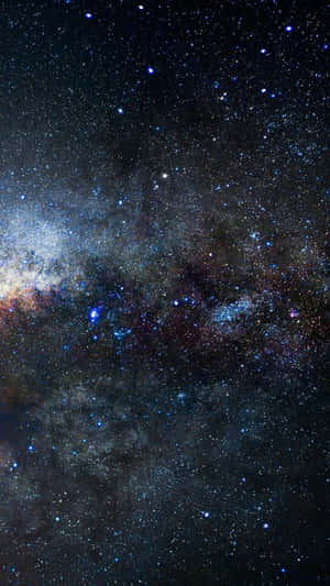 銀河系在夜空中閃耀著發光的星雲和無數的星星。 — 宇宙美學 壁紙