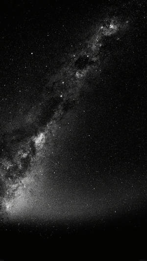銀河系在黑暗夜空中閃爍著星光。 — 手機 壁紙