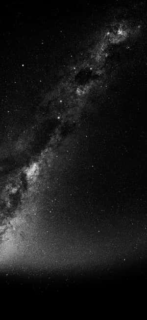 銀河系在繁星點點的夜空中以黑白色彩閃耀。 — Galaxy Note 壁紙