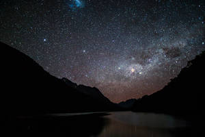 銀河系在夜晚照耀著山間湖泊 — 星空動畫 壁紙