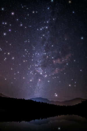 銀河在山脈和湖面反射上空的星空夜景 — Vivo Pad 壁紙
