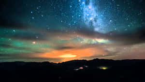 星空下，極光映照著黑暗的山巒剪影。 — 夜晚 壁紙