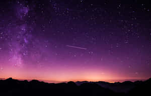 紫色和粉紅色的夜空，星星和流星在山巒剪影之上 — 夜空 壁紙