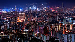 夜晚廣闊的城市，無數燈火通明的建築物和閃爍的街道。 — 香港 壁紙