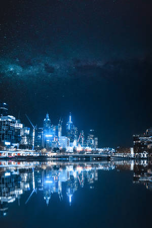 夜晚的城市天際線，星空和水面倒影 — 小米平板 壁紙