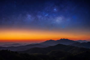 星銀河在暮色中拱形於山脈輪廓之上 — 夜空 壁紙