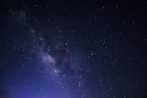 深藍色夜空中有星星的銀河系 — MacBook Pro M3 壁紙