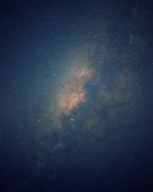 深夜空中有發光塵埃和星星的銀河系 — 夜空 壁紙