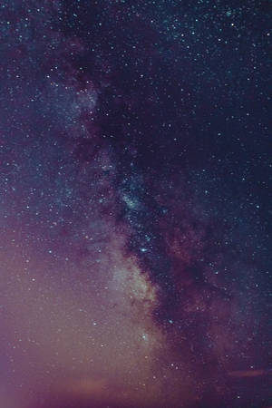 銀河系在黑暗的夜空中散發著紫色和藍色的星光。 — 紫色銀河 壁紙