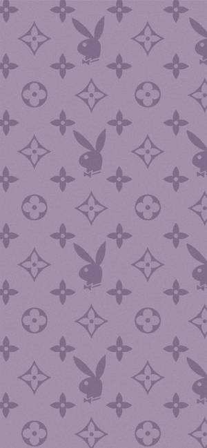 帶有重複Playboy兔子和LV字母組合圖案的紫色壁紙。