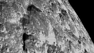 以深空為背景的灰階隕石坑小行星表面。 — 月光 壁紙