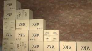以磚牆為背景堆疊的 Zara 零售箱。 — Zara 壁紙