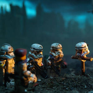 LEGO風暴兵在戰爭場景中，一個倒下的同袍在木製十字架上。 — 星際大戰 iPad 壁紙