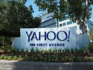 帶有地址的Yahoo公司標誌，被園林景觀和樹木環繞。 — 雅虎 壁紙