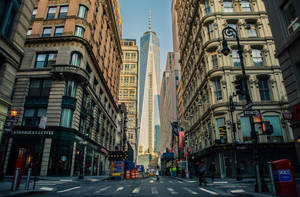 城市街景，有歷史建築物和遠方的自由塔。 — 紐約 壁紙