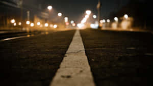 夜間街景，發光的路燈和白色道路線。 — 城市風景 壁紙
