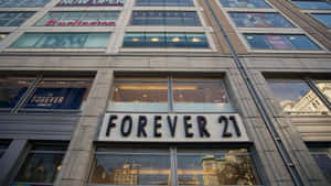 Forever 21零售店鋪正面，玻璃窗反射城市建築物。 — 永遠21 壁紙