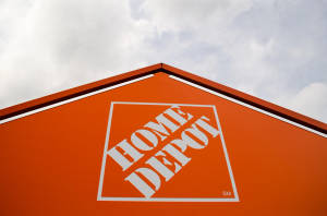 多雲天空下橙色屋頂上的Home Depot商店標誌 — 好市多 壁紙