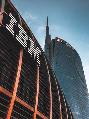 清澈藍天下，帶有IBM和UniCredit標誌的現代企業摩天大樓。 — 一护卍解 壁紙