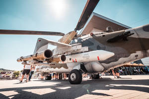 軍用直升機在戶外航空展上展示飛彈，陽光燦爛。 — 直升機 壁紙