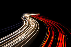 夜間黑暗高速公路上行駛車輛的紅色和白色光條。 — 光線 壁紙