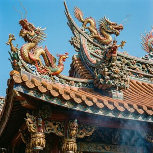 傳統亞洲寺廟屋頂上的裝飾龍和神話生物。 — 台北 壁紙