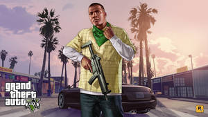 GTA V角色在日落時分的棕櫚樹街上，手持步槍站在黑色跑車旁。 — 超跑 壁紙