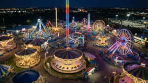 夜間遊樂園，發光的遊樂設施和五彩繽紛的燈光。 — Astroworld 壁紙