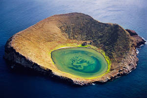 火山島上有碧綠色潟湖，四周是深藍色海洋。 — 南美洲 壁紙